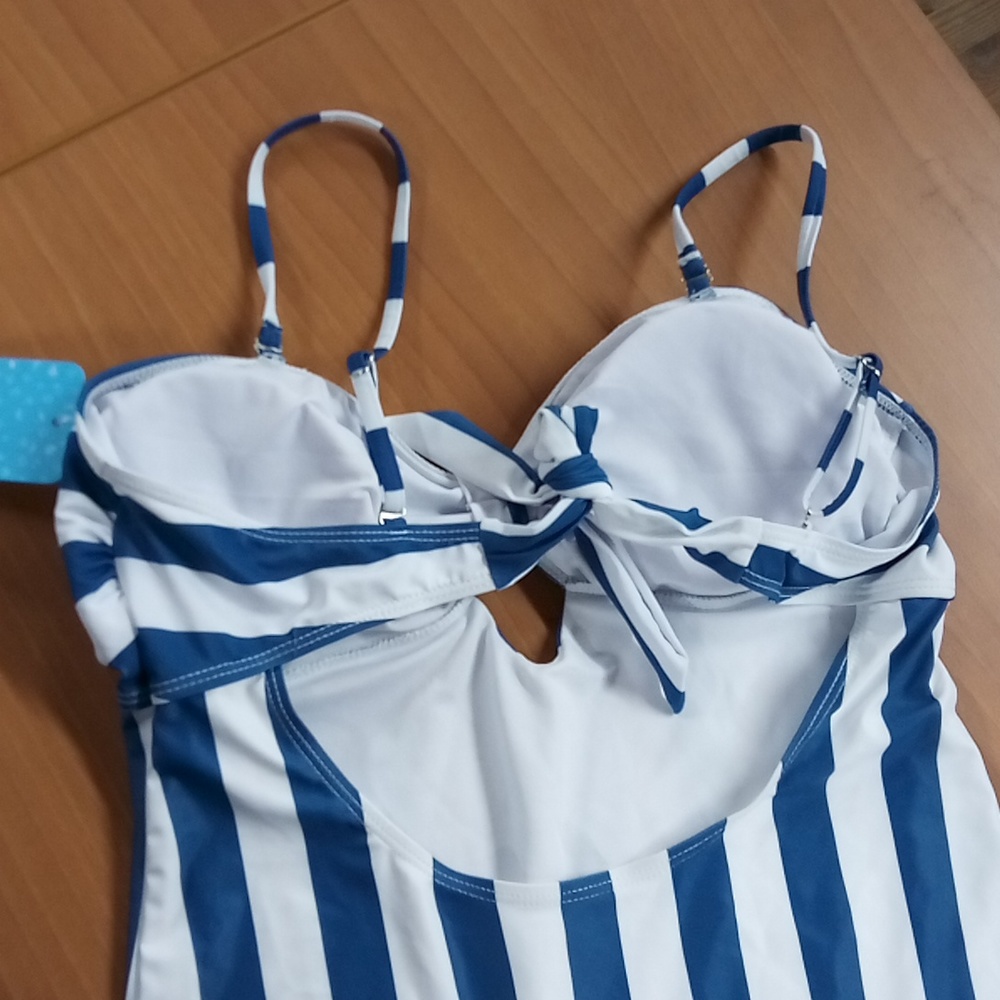 Women's one piece iffei large - Picture 4 of 6